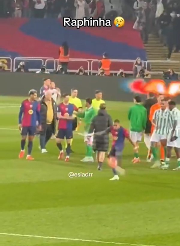 巴萨边锋拉菲尼亚在本赛季端正后极度发火体育集锦