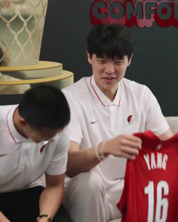 😂杨瀚森接过拓荒者球衣魔性笑声乐坏好意思网友：FMVP般的笑声体育赛事直播