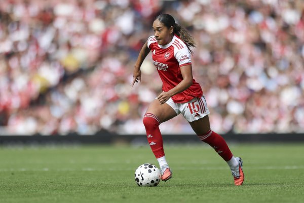 在转会之后的第一场认真比赛中体育录像/图片