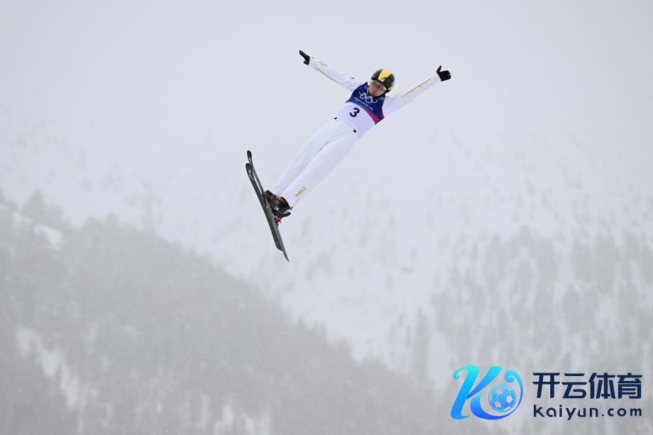 [图]解放式滑雪须眉空中时刻 中国四将一起晋级决赛体育集锦