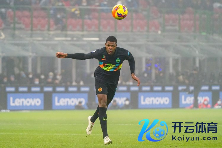 意媒:邓弗里斯提前与国米高层会面,如故认真在续约左券上署名