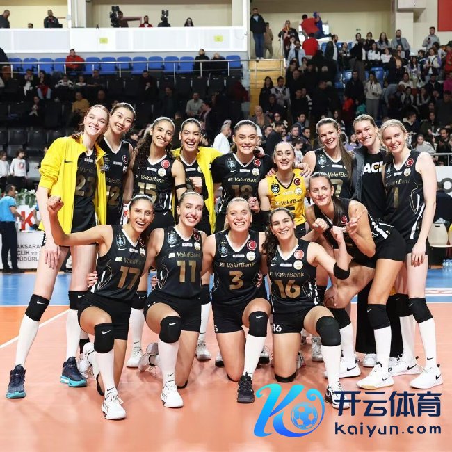 瓦基弗银行女排得胜后合影